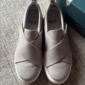 Earth Gray Sneakers with Elastic Crossover Design